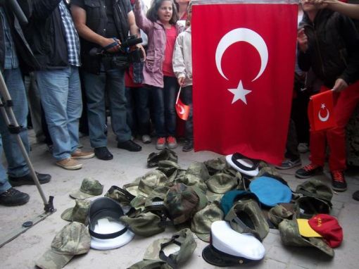Uzman Erbaşlar Keplerini Parka Bıraktı, Düşünün!