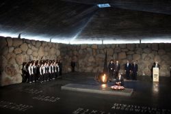 Başbakan Erdoğan Siyonizmin Babası Herzl’in Huzurunda Dizüstü