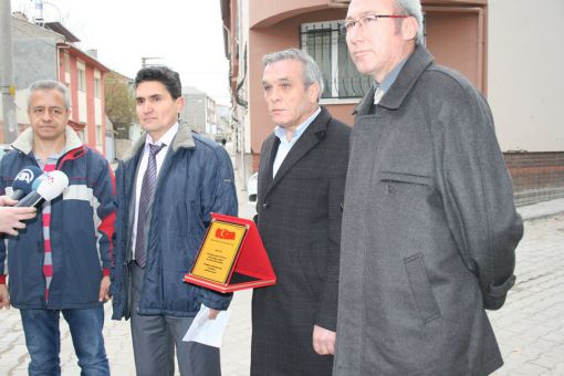 Şehidin Eşine Ev Bağışlayan Ali Dal'a Bir Plaket de Emekli Astsubaylardan