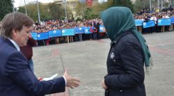 Dereceye giren imam hatip öğrencisi ödülü veren kaymakamın elini sıkmadı.