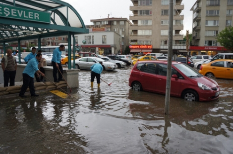 10 dakika yağan dolu ve yağmur Ankara’da hayatı felç etti