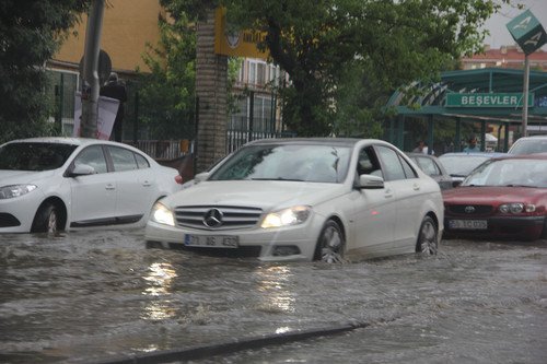 10 dakika yağan dolu ve yağmur Ankara’da hayatı felç etti
