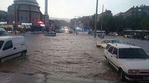 10 dakika yağan dolu ve yağmur Ankara’da hayatı felç etti