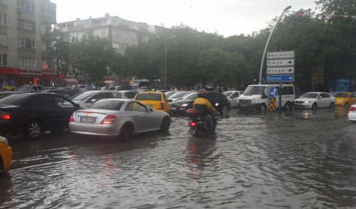10 dakika yağan dolu ve yağmur Ankara’da hayatı felç etti