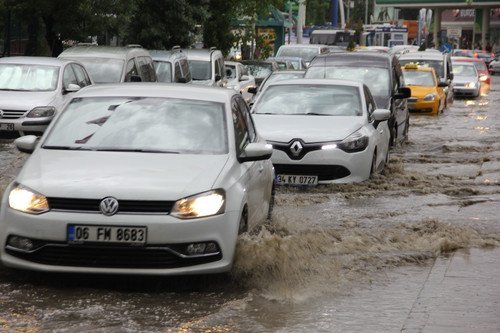 10 dakika yağan dolu ve yağmur Ankara’da hayatı felç etti