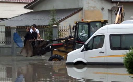 10 dakika yağan dolu ve yağmur Ankara’da hayatı felç etti