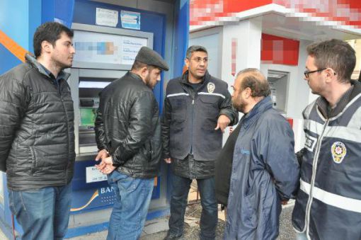 ATM'lere kart kopyalama cihazı takan 2 kişi suçüstü yakalandı