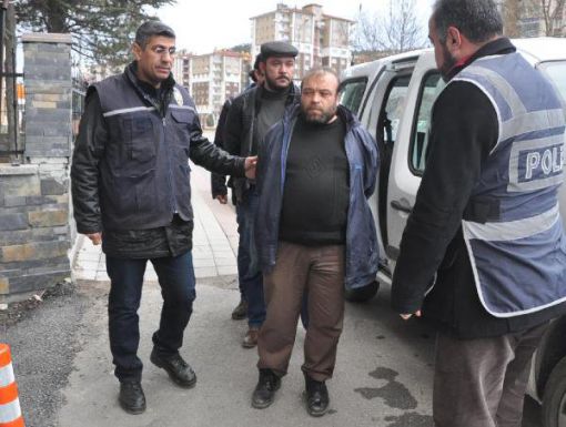 ATM'lere kart kopyalama cihazı takan 2 kişi suçüstü yakalandı