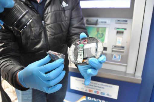 ATM'lere kart kopyalama cihazı takan 2 kişi suçüstü yakalandı