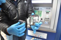 ATM'lere kart kopyalama cihazı takan 2 kişi suçüstü yakalandı