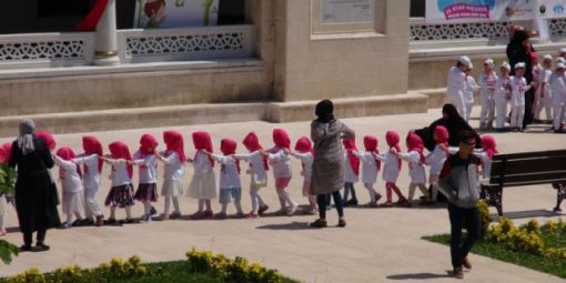 Ataşehir'de 2 bin anaokul öğrencisine toplu namaz kıldırdılar