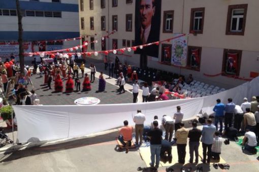 Çocuk hastanesi bahçesinde namaz, örtü ve 23 Nisan!