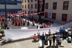 Çocuk hastanesi bahçesinde namaz, örtü ve 23 Nisan!