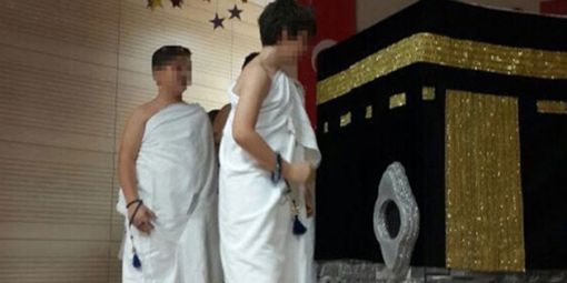 Bayrampaşa'da ilkokul çocuklarına maket kabeyi tavaf ettirdiler