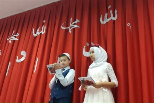 Bayrampaşa'da ilkokul çocuklarına maket kabeyi tavaf ettirdiler