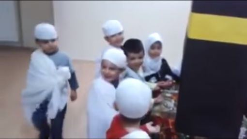 Kayseri'de maket Kabe etrafında küçük çocuklara 'hac' dersi