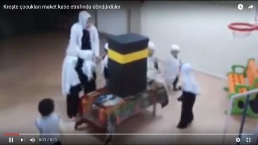 Kayseri'de maket Kabe etrafında küçük çocuklara 'hac' dersi