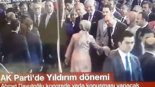 Sare Davutoğlu ile Berat Albayrak arasında tokalaşma tedirginliği