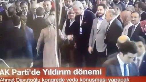 Sare Davutoğlu ile Berat Albayrak arasında tokalaşma tedirginliği