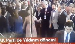 Sare Davutoğlu ile Berat Albayrak arasında tokalaşma tedirginliği