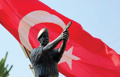 Demokrasi Şehidi Kıdemli Başçavuş Ömer Halisdemir’in heykeli dikildi