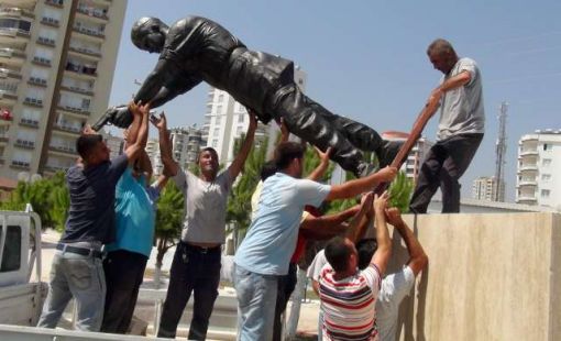 Demokrasi Şehidi Kıdemli Başçavuş Ömer Halisdemir’in heykeli dikildi