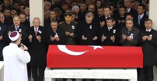 HAMALLIK YAPAMAZ , ÇAYCILIK YAPAR.