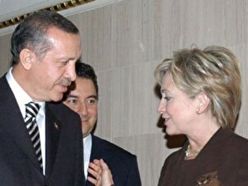 Hillary Rodham Clinton: Şimdi geriye bakıyorsun; Bugün savaştığımız insanları Sovyetlere karşı savaşta destekliyoruz.