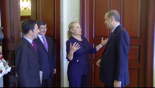 Hillary Rodham Clinton: Şimdi geriye bakıyorsun; Bugün savaştığımız insanları Sovyetlere karşı savaşta destekliyoruz.