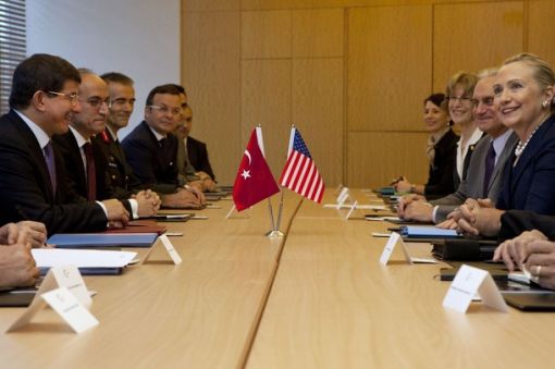 Hillary Rodham Clinton: Şimdi geriye bakıyorsun; Bugün savaştığımız insanları Sovyetlere karşı savaşta destekliyoruz.