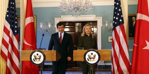 Hillary Rodham Clinton: Şimdi geriye bakıyorsun; Bugün savaştığımız insanları Sovyetlere karşı savaşta destekliyoruz.